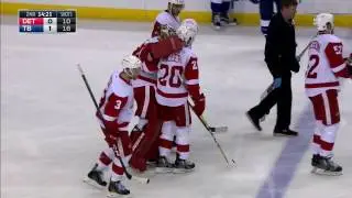Howard leaves the game, has to be helped off the ice after collision