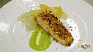 VIDEO RICETTE: SALMONE CROCCANTE SU FONDENTE DI PISELLI