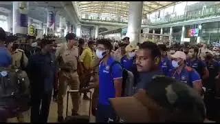 #india #australia #cricket Teams Grand Welcome by Fans At Hyderabad Airport | NRI Telugu TV