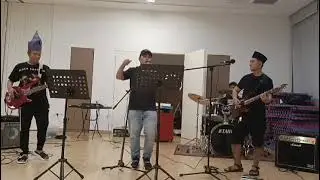 Sinkong dan keju by HYPNOTIC Family Band at Tampines central.