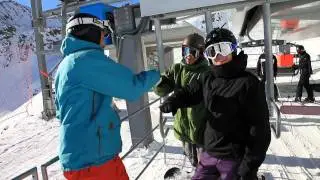 Le snowboarder Xavier Jordan avec les kirghizes &agrave; Grimentz