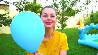 Марго и мама играют в забавную игру с цветными воздушными шарами