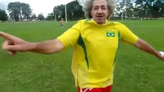 JORGE BRASIL EM MAIS UM JOGO DE FUTEBOL.