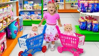 Алиса покупает новую куклу в магазине игрушек
