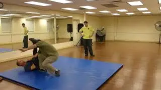 ATTACKER APPROCHING FROM THE SIDE - KRAV MAGA GROUND TACTICS