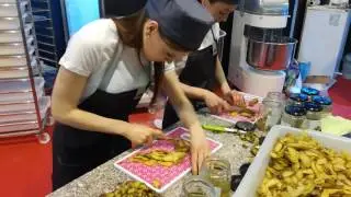 Cum lucreaza fetele de la Andy's pizza in Republica Moldova