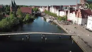 Drohnenvideo: &Uuml;ber den Malerwinkel zum Holstentor