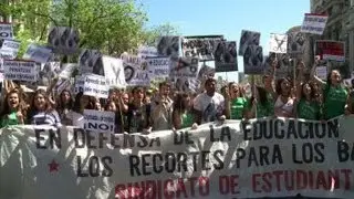 Spain: students demo against budget cuts in education