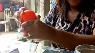 Emily Franco abrindo ovo de p&aacute;scoa