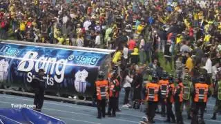 جمهور المغرب الفاسي يقتحم ملعب طنجة ويحتفل على أرضيته
