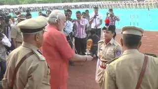 VTV - PRESIDENTIAL AWARD HELD TO POLICE CONSTABLE BY C.M. - AHMEDABAD