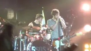 5SOS - Amnesia (SoundsLiveFeelsLive @ Paris Bercy, 17/05/2016)