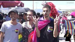 Parada do Orgulho Gay reúne milhares de pessoas em Copacabana