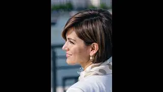 Side-parted short bob haircut with compact layering, smooth structure and refined caramel highlights