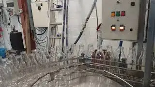 Table rotative pour distribution de bouteilles vides &agrave; l'embouteilleuse