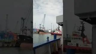 Proses tunda boat membawa kpal keluar pelabuhan menuju laut lepas