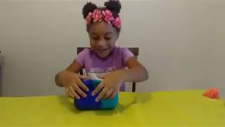 WHAT'S INSIDE OF THE PLAYDOH!!!!!Ella has no idea an what it will be