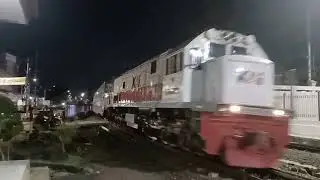 KA Gumarang melewati Stasiun Semarang Poncol (Area DAOP 4 Semarang) #kaiacces