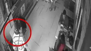 CPF CANCELADO: Bandido Tenta Arrancar Corrente de POLICIAL