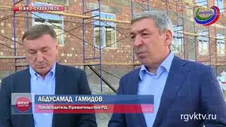 Премьер Дагестана вручил ключи от новых квартир жителям пос.Кочубей