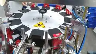 Vertical cartoning machine with manual feeder