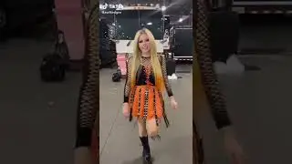 Avril Lavigne giving us a WHAT THE HELL vibe