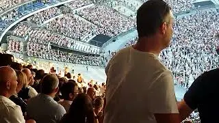 Depeche Mode. Ambiance,.Ola au stade de France le 24 juin 2023.