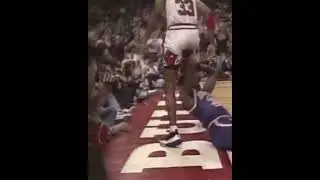 29 years ago, Scottie Pippen posterized Patrick Ewing 😮