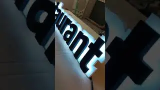 lettres r&eacute;tro &eacute;clairage mont&eacute;es sur un panneau d&eacute;coup&eacute; en PVC