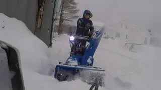 Yamaha YT624 Snowblower blowing snow