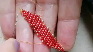 Dije en puntada peyote, técnica hoja rusa. Diseño encontrado en pinterest.