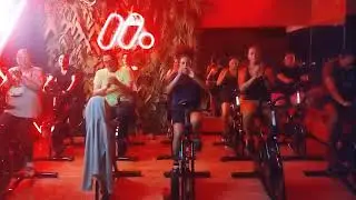 Aula de Spinning Academia Maverick Prof&deg; Ton 