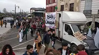 Plusieurs dizaines de fêtards défilent à Bayonne en musique le 6 mars 2021