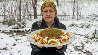 Food Tastes Better in the Snow! ❄️🔥 Village-Style Leaf Hingel