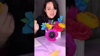 Aranjament în carte cu flori de hârtie.
