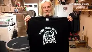 Dogman sjows off his T-shirt