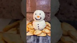 Как сделать сырный шарик в виде снеговика ☃️ Простая идея закуски для рождественской вечеринки