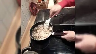 Garnelen lecker in der Pfanne zubereiten, mit Sahnehering und Salzkartoffeln.ca.15 min gericht.