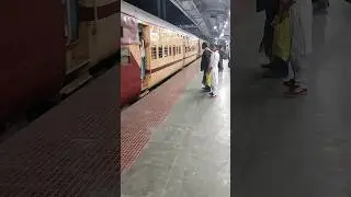 Bhagalpur Muzaffarpur Jansewa Express is arriving at muzaffarpur junction #train #railways #station