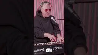 TRAVIS TOCANDO 