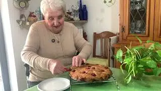 Torta di Pere e Lamponi: Semplice, Elegante e dal Gusto Inconfondibile