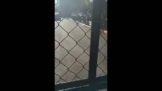 Η στιγμή που οι συλληφθέντες τράπερς καταφθάνουν στα δικαστήρια