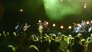 Leave a light on for me Berlin da Carlisle
