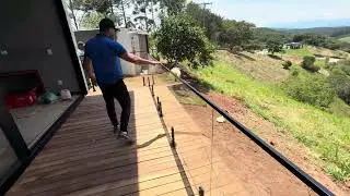 Guarda corpo de vidro no deck de madeira. 