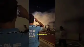 Туристы ждут самую огромную волну!