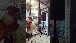 Ламповый лаунж в стиле босса-нова на веранде ресторана 