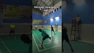 masih beruntung,bola nyangkut net #badminton