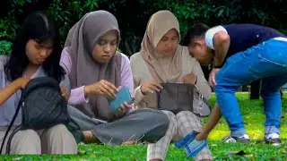 PRANK NEMU DUIT; CEWEK INI SAMPAI PADA CEK ISI DOMPEK DAN TASNYA GUYS HAHA