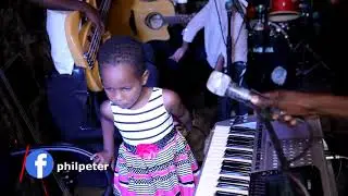 Afite Imyaka 3 Acuranze Piano anaririmba amarira anzenga mu maso || Umuti mu Nganzo