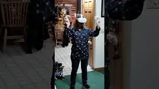 MY MOM TRIED VR BEATSABER FOR THE FIRST TIME! #vr #virtualreality #beatsaber #short #shorts #quest